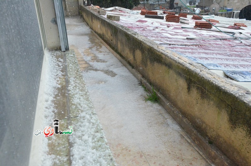 اخو الثلج في كفرقاسم !! كميات كبيرة من البرد تتساقط في شوارع المدينة 